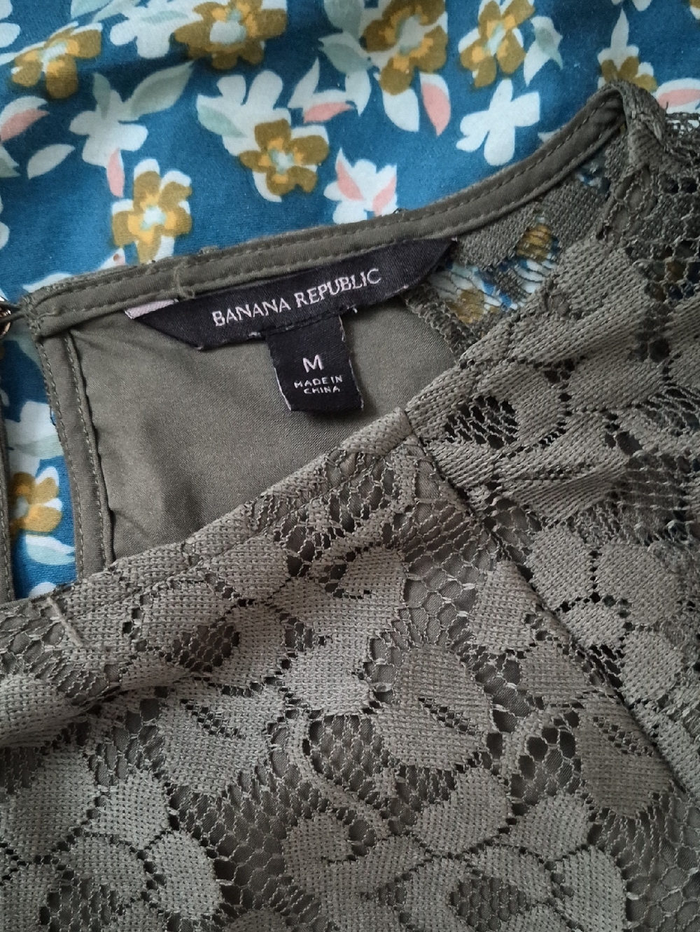 Banana Republic Olive Green Floral Lace Shell Blouse Top MED - Picture 3 of 12
